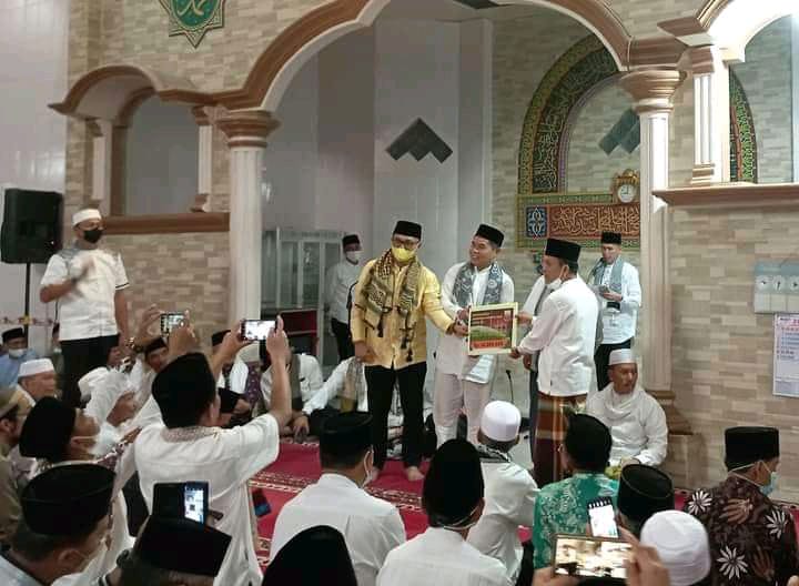 Ketua Komisi IV Fadli Sudria Shalat Tarawih Bersama Gubernur Al Haris Dan Berikan Bantuan