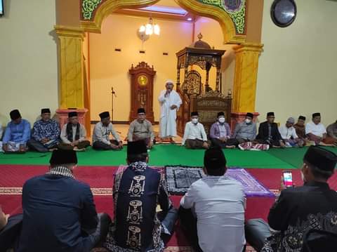 Pemkot Sungai Penuh Gelar Safari Ramadhan Di Masjid Nurul Huda Sandaran Galeh   UNGAI PENUH- Pemerintah Kota Sungai Penuh kembali melaksanakan Safari Ramadhan, kali ini Pemkot Sungai Penuh kunjungi Masjid Nurul Huda Desa Sandaran Galeh, Kecamatan Kumun Debai, Minggu (17/4).   Safari Ramadhan dipimpin langsung Walikota Sungai Penuh Ahmadi Zubir bersama Para Forkompimda, Sekda, Asiten dan Kepala SKPD serta Camat.  Wako Ahmadi mengatakan, Safari yang digelar merupakan upaya memperkuat silaturrahmi antara Pemerintah dengan Masyarakat serta mendengar langsung aspirasi masyarakat tentang Pembagunan.   " Melalui Safari Ramadhan ini kita harap dapat memperkuat silaturrahmi " ucapnya  " Selain itu, untuk mewujudkan Visi dan Misi kita minta adanya sinergitas, kerjasama serta kaloborasi antara Pemkot dan Masyarakat, sehingga dalam melaksanakan pembangunan benar-benar dapat kita wujudkan " sambungnya Wako Ahmadi  Diakhir sambutannya, Wako Ahmadi menyerahkan bantuan untuk pembangunan Masjid yang diterima langsung ketua pembangunan Masjid Nurul Huda, sebesar 10 Juta. (Hps).