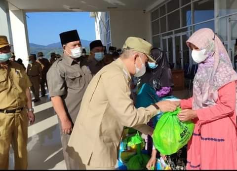 Pemkab Kerinci Serahkan Bantuan kepada Fakur Miskin