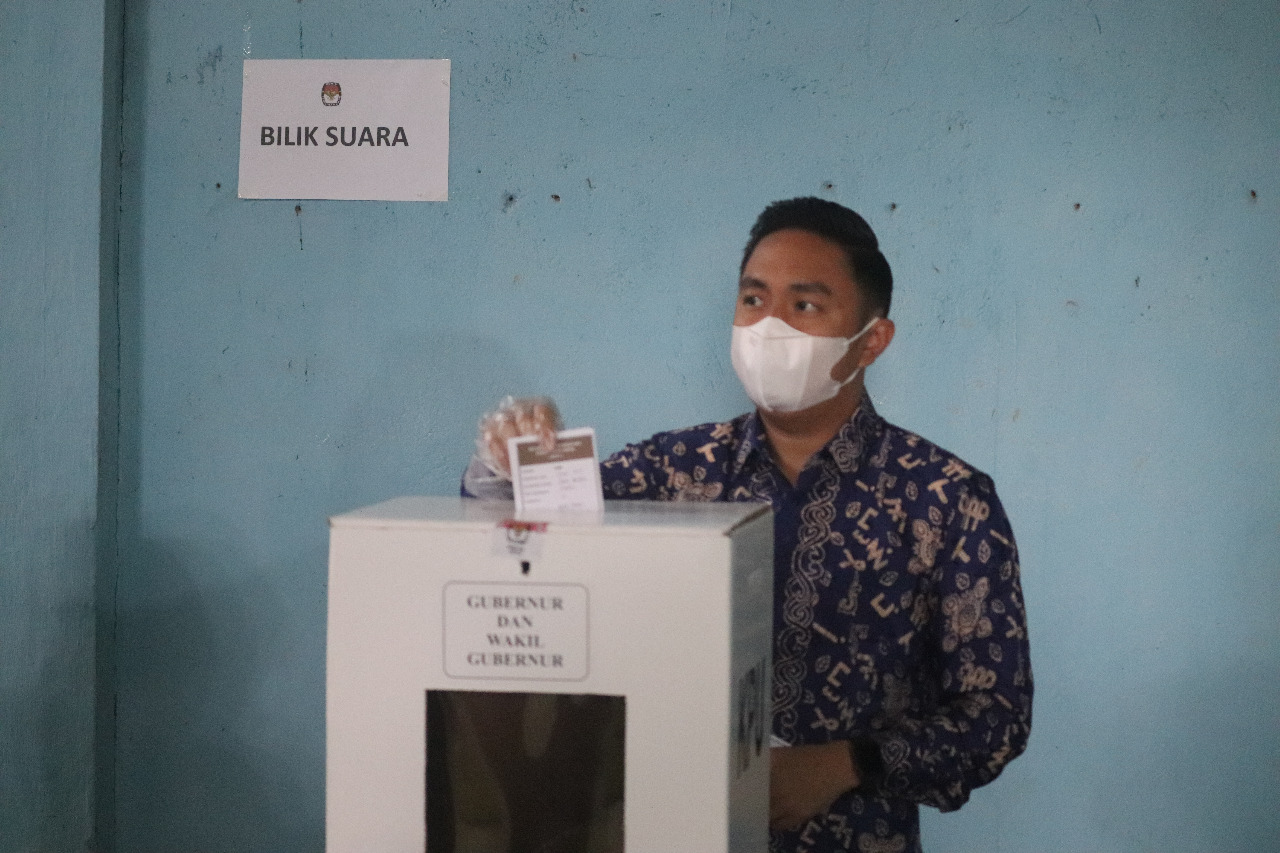 Dengan Memakai Batik Incung Khas Sungai Penuh, Cawako Fikar Azami Didampingi Istri Nyoblos di TPS 1 Koto Tuo Tanah Kampung