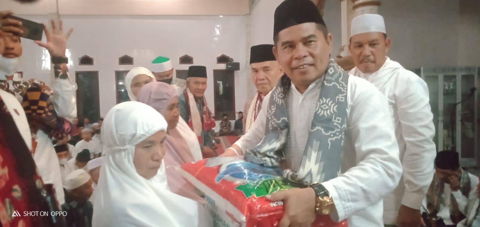 Ketua Komisi IV Fadli Sudria Shalat Tarawih Bersama Gubernur Al Haris Dan Berikan Bantuan