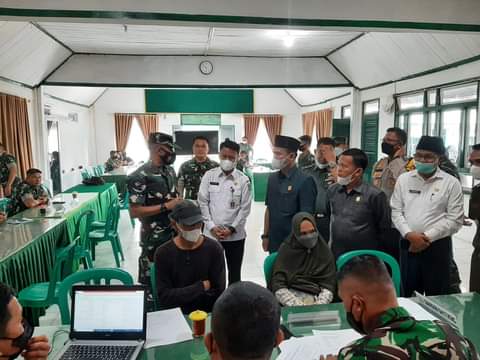 Sungai Penuh - Ketua DPRD Sungai Penuh H fajran menghadiri acara penyerahan bantuan langsung kepada PKLW, dalam Kota Sungai Penuh yang di gagas oleh Makodim 0417 Kerinci, Rabu (18/5).  Kehadiran Ketua DPRD Kota Sungai Penuh H.Fajran, di dampingi Sekda Kota Sungai Penuh Alfian, serta Dandim, akejaksaan, Polri dan PKLW yang mendapat bantuan.  Dalam kegiatan tersebut, Ketua DPRD H.Fajran diberi kesempatan menyerahkan bantuan langsung tunai ke PKLW secara simbolis.  Untuk diketahui, bantuan ini diberikan oleh TNI sebanyak 7200 kuota untuk Kota Sungai Penuh dan Kabupaten Kerinci.  Pesan dari Ketua DPRD H.Fajran ialah, pergunakan bantuan tersebut dengan sebaik baiknya. (Hps)