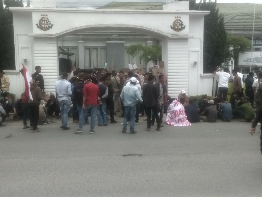 Usai Segel Kantor Desa, Ratusan Massa Warga Air Mumu Geruduk Kejari Sungai Penuh