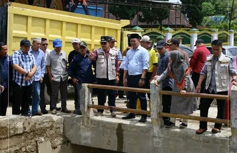 Tinjau Dampak Banjir Bandang Kecamatan Kumun Debai, Wako Ahmadi Berikan Bantuan