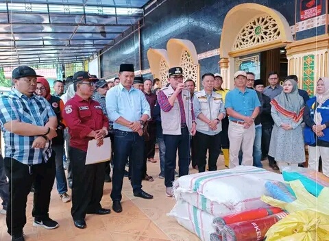 Tinjau Dampak Banjir Bandang Kecamatan Kumun Debai, Wako Ahmadi Berikan Bantuan