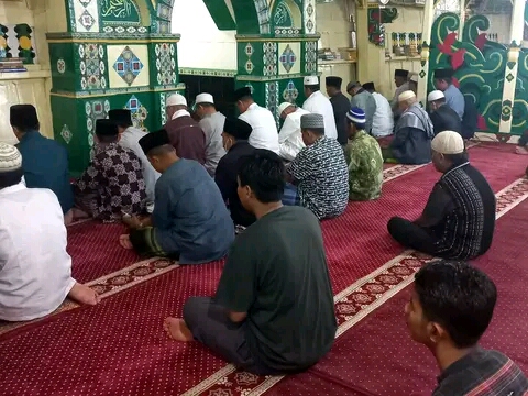 Wawako Antos Sholat Tarawih Di Masjid Agung Pondok Tinggi