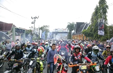 Pemkot Sungai Penuh Lepas Peserta Trail Community - Diza Glow Enduro dan Adventure Kota Sakti