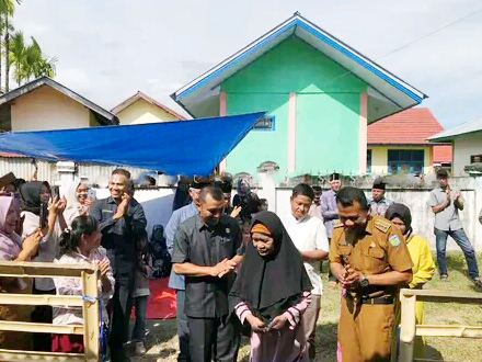 Ketua DPRD Kota Sungai Penuh Lendra Hadiri Penyerahan Rumah Swadaya Masyarakat di Tanah Kampung