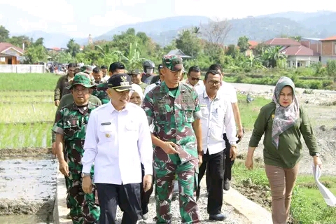 Bersama Kadis PUPR, Bupati Adirozal Tinjau Karya Bhakti TNI Di Dua Desa