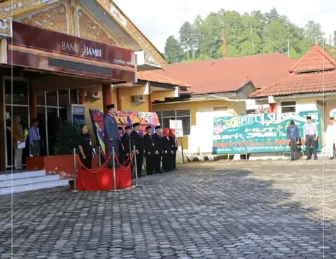 HUT 61 Tahun, Bank Jambi Cabang Sungai Penuh Salurkan Bantuan Sembako