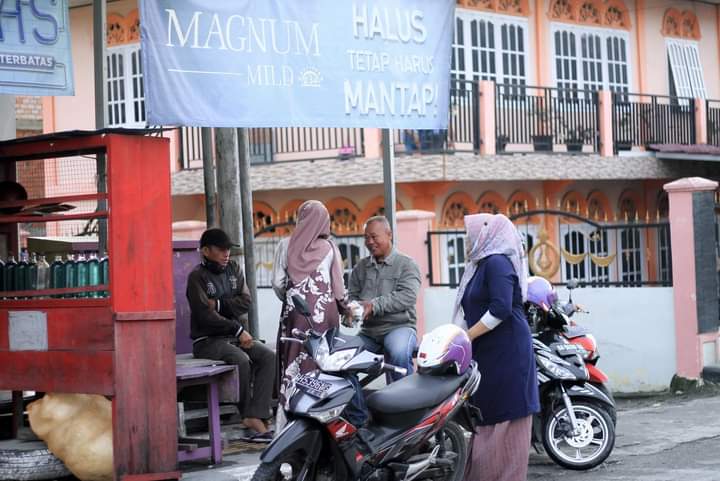 Meski Dihujat Lawan Politik, Dara Fikar Azami dan Susi Yos Adrino Tetap Konsisten Lanjutkan Program Jum'at Berkah