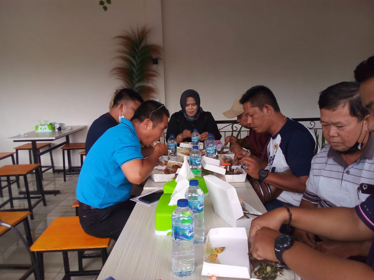 Sungai Penuh - Menjawab opini terhadap SPBU 24.371.20 Pelayang Raya Kecamatan Sungai Bungkal Kota Sungai Penuh Provinsi Jambi, Sabtu (20/02/2021) pihak SPBU adakan Konferensi Pers. Kuasa Hukum SPBU Kurniadi SH.,MH. Mengatakan bahwa meluruskan opini yang berkembang belakangan ini, opini itu sah sah saja dalam kontek apa saja. Direktur SPBU pelayang raya Sa’diah, kita sudah melakukan Operasional lebih kurang 30 tahun, mengenai bio solar Dan mengklarifikasi opini berkembang dan apa yang terjadi sebenarnya. Maka Pada Hari ini kita gelar konferensi pers. “Kami selaku pihak SPBU tidak mungkin untuk mengikuti semua masyarakat atau konsumen yang membawa minyak kelokasi titiknya akhir peruntukan UMKL” (Khps)