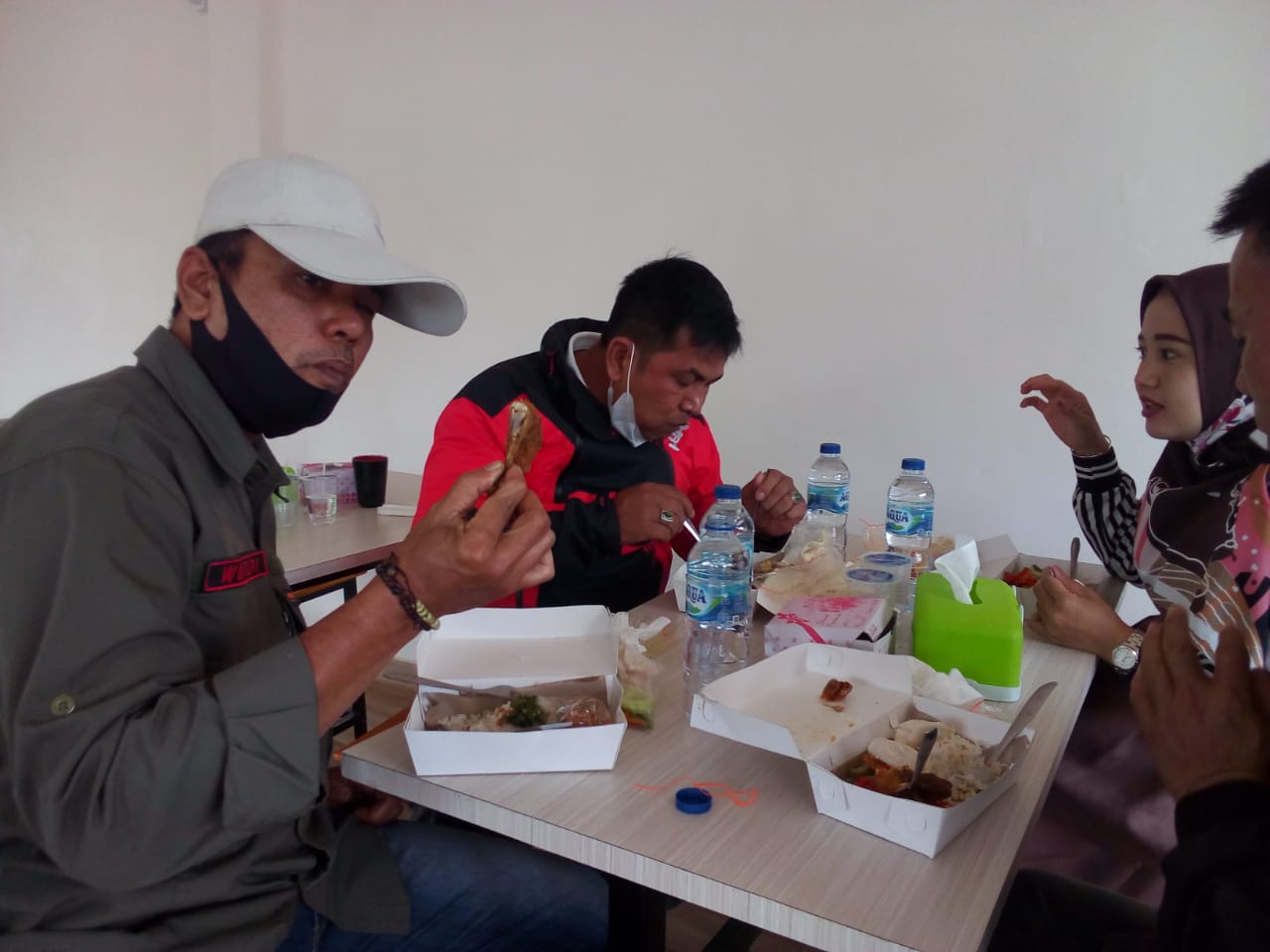 Sungai Penuh - Menjawab opini terhadap SPBU 24.371.20 Pelayang Raya Kecamatan Sungai Bungkal Kota Sungai Penuh Provinsi Jambi, Sabtu (20/02/2021) pihak SPBU adakan Konferensi Pers. Kuasa Hukum SPBU Kurniadi SH.,MH. Mengatakan bahwa meluruskan opini yang berkembang belakangan ini, opini itu sah sah saja dalam kontek apa saja. Direktur SPBU pelayang raya Sa’diah, kita sudah melakukan Operasional lebih kurang 30 tahun, mengenai bio solar Dan mengklarifikasi opini berkembang dan apa yang terjadi sebenarnya. Maka Pada Hari ini kita gelar konferensi pers. “Kami selaku pihak SPBU tidak mungkin untuk mengikuti semua masyarakat atau konsumen yang membawa minyak kelokasi titiknya akhir peruntukan UMKL” (Khps)