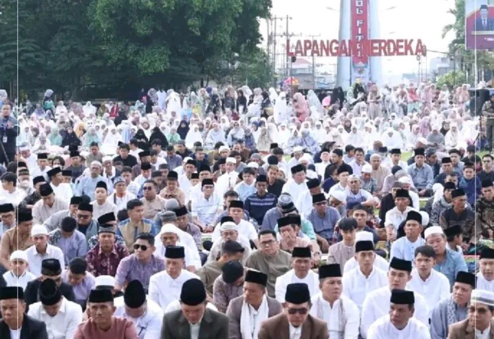 Wako Ahmadi Shalat Idul Fitri Bersama Warga di Lapangan Merdeka  Kota Sungai Penuh