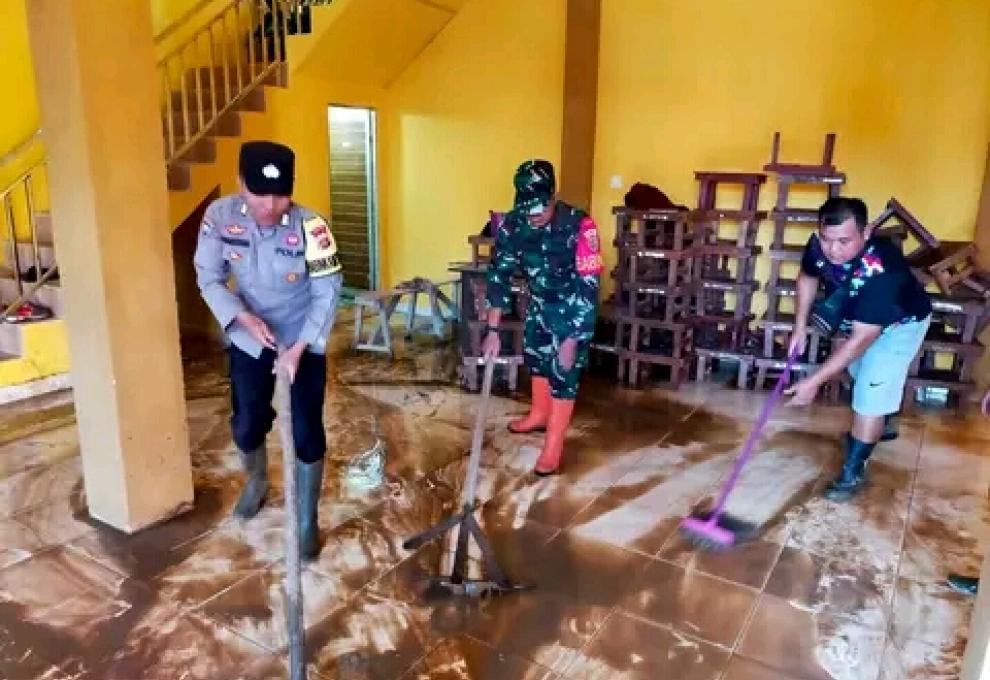 Pasca Banjir, Babinsa Bantu Masyarakat Evakuasi Barang Dan Bersihkan Lumpur