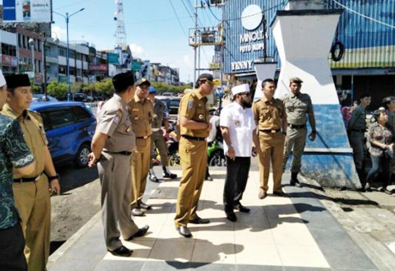 Walikota H Helmi Hasan SE bersama Dinas PUPR Kota di Kantor BPRS simpang Kebun Geran Jalan Soeprapto, Senin (7/8/2017)