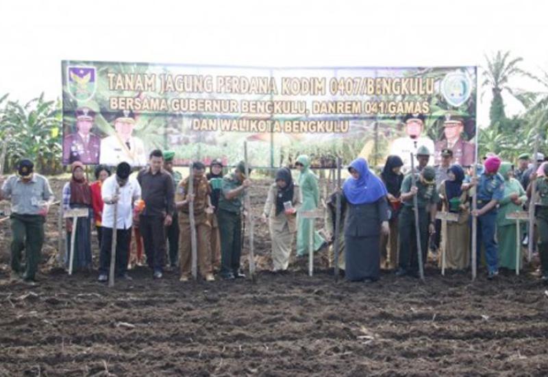 Walikota Bengkulu saat Gerakan Tanam Jagung Hibrida bersama pemerintah provinsi, Danrem, Dandim, Lanal, Camat dan Lurah serta petani di Kelurahan Kandang Mas, Kecamatan Kampung Melayu. Walikota Bengkulu saat Gerakan Tanam Jagung Hibrida bersama pemerintah provinsi, Danrem, Dandim, Lanal, Camat dan Lurah serta petani di Kelurahan Kandang Mas, Kecamatan Kampung Melayu.