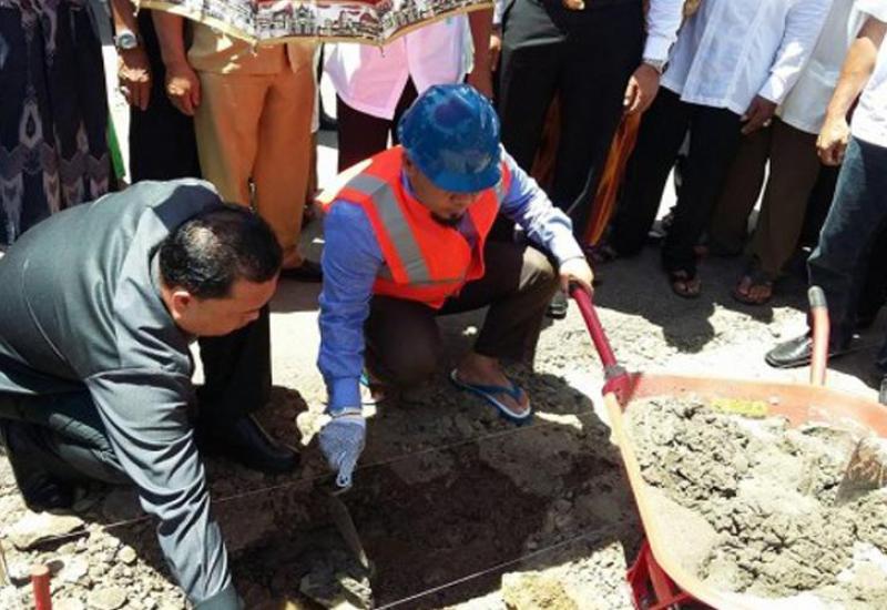 Walikota Bengkulu H. Helmi Hasan melakukan peletakan batu pertama Pembangunan Penataan Lingkungan di Kelurahan Sumber Jaya di RW.02 Kelurahan Sumber Jaya Kecamatan Kampung Melayu, Selasa (07/09/2016) Walikota Bengkulu H. Helmi Hasan melakukan peletakan batu pertama Pembangunan Penataan Lingkungan di Kelurahan Sumber Jaya di RW.02 Kelurahan Sumber Jaya Kecamatan Kampung Melayu, Selasa (07/09/2016)