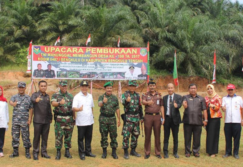 Plt Gubernur saat Menghadiri Pembukaan kegiatan TNI Manunggal Membangun Desa (TMMD) ke-100 di Kabupaten Bengkulu Tengah