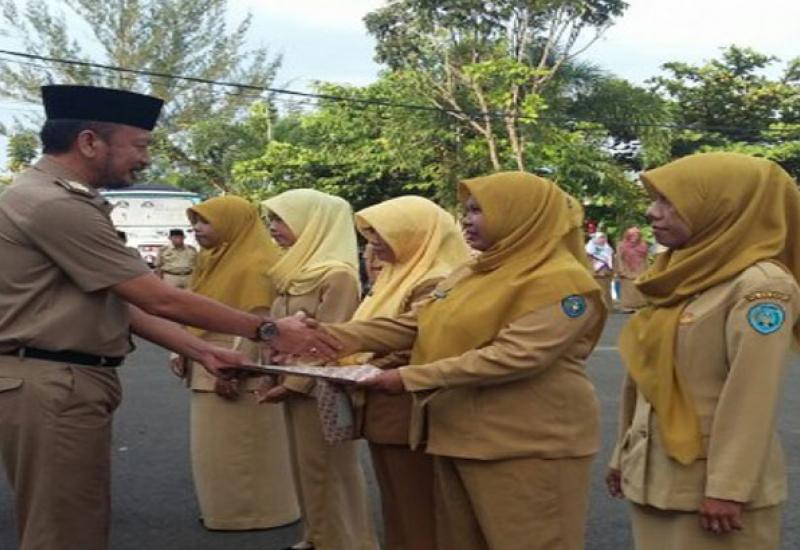 Sekrtaris Kota Bengkulu Marjon Menyerahkan Secara Simbolik Surat Keputusan (SK) Kenaikan Pangkat, Senin (21-08-2017)