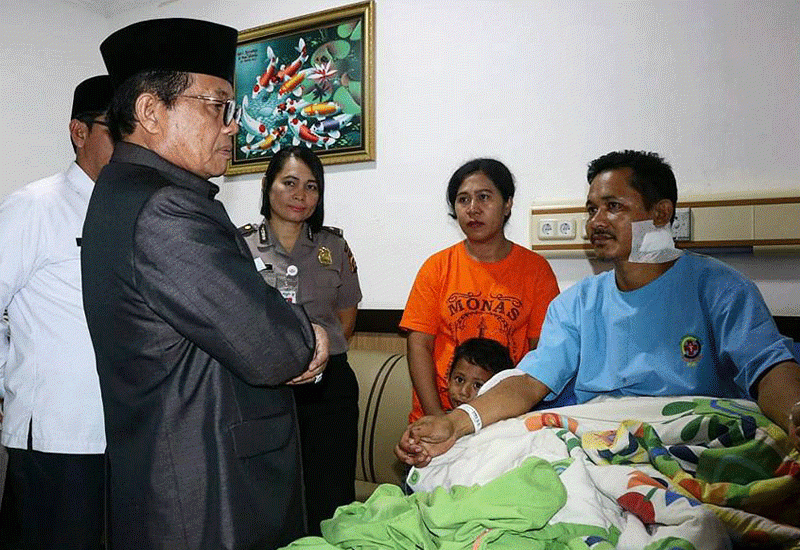 Pelaksana Tugas (Plt) Gubernur Jambi, H. Fachrori Umar, Rabu (23/5) sore, membesuk kedua anggota polisi dari Polres Muaro Jambi yang sedang dirawat di Rumah Sakit Bhayangkara Jambi akibat diserang oleh dua Orang Tak Dikenal (OTK) menggunakan samurai.