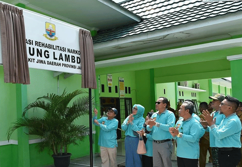 Plt Gubernur Jambi, Fachrori Umar pada saat meresmikan Gedung Instalasi Rehabilitasi Pengguna Narkoba Rumah Sakit Jiwa Daerah (RSJD) Provinsi Jambi, bertempat di halaman parkir Rumah Sakit Jiwa, Selasa (24/07/2018).