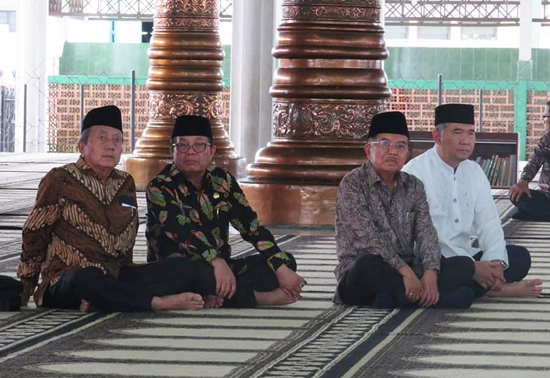 Plt Gubernur Jambi, Fachrori Umar saat dampingi Wakil Presiden RI Jusuf Kalla, di Masjid Agung Al-Falah Jambi dalam silaturrahmi bersama Pengurus DMI Provinsi Jambi dan tokoh masyarakat Jambi, Sabtu (04/08/2018) sore.