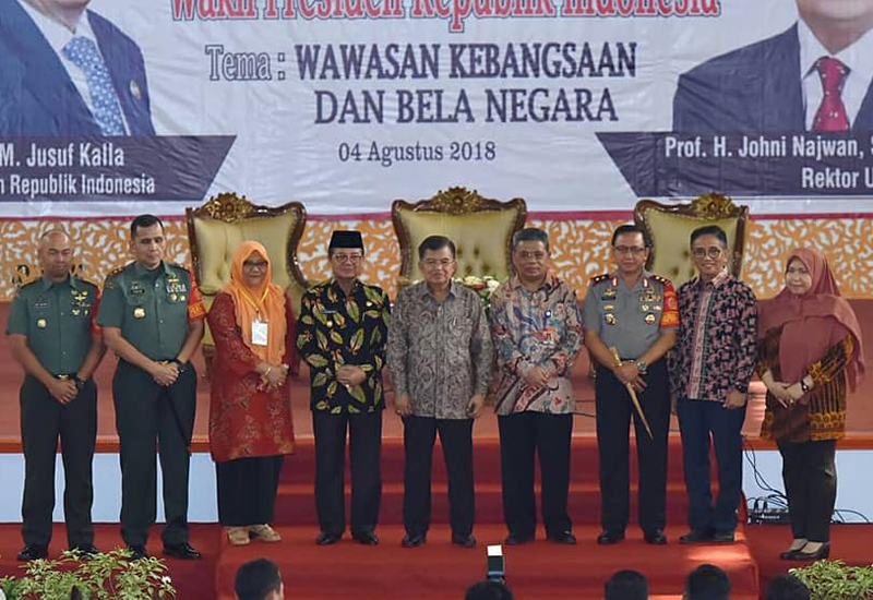 Plt Gubernur Jambi, Fachrori Umar dampingi Wakil Presiden RI, Jusuf Kalla saat memberikan Kuliah Umum dengan mengusung tema Wawasan Kebangsaan dan Bela Negara di Balairung Universitas Jambi (Unja) Kampus Mendalo, Kabupaten Muaro Jambi, Sabtu (04/08/2018).
