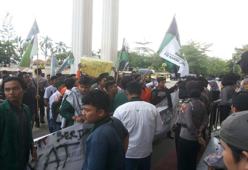 Para unjuk rasa saat berada di depan kantor DPRD Provinsi Jambi.