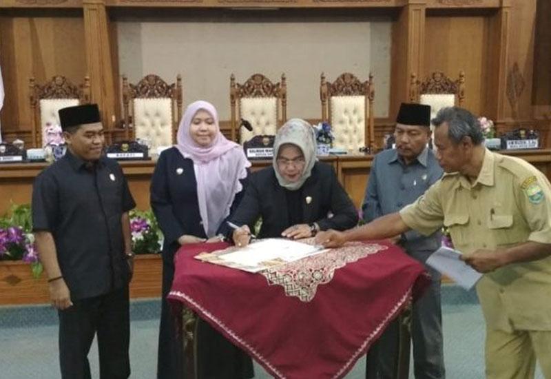 Bupati Muaro Jambi dan Ketua DPRD Muaro Jambi beserta Waka I dan Waka II menandatangani kesepakatan Rancangan KUA PPAS APBD-P 2018.