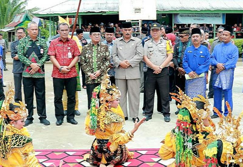 Kunjungan Pelaksana Tugas (Plt) Gubernur Jambi Dr.Drs.H.Fachrori Umar dengan didampingi Wakil Bupati Tanjung Jabung Barat Amir Sakib di Sekolah Menegah Kejuruan (SMK) Negeri 1 Kuala Tungkal.