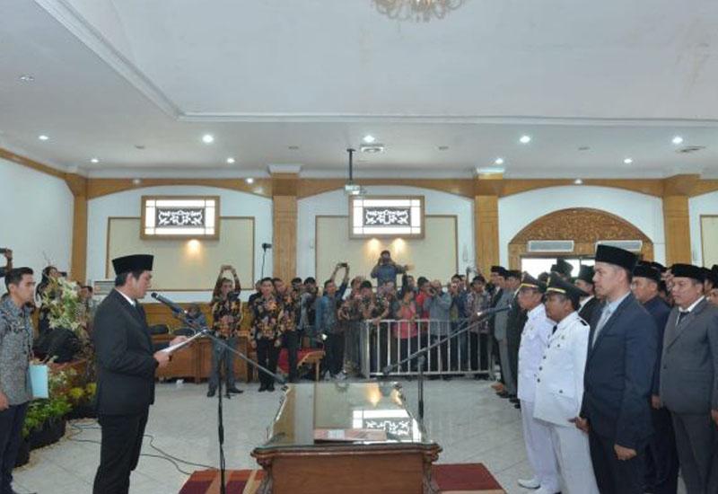 Sekda Kabupaten Muaro Jambi Mhd. Fadhil Arief, lantik Pejabat Eselon III dan IV dilingkup Pemkab Muaro Jambi, di Ruang Pola Kantor Bupati Muaro Jambi, Kamis (17/1/2019).