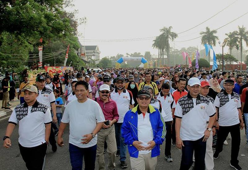 Pelaksana Tugas Plt Gubernur Jambi, Dr.Drs.H.Fachrori Umar,M.Hum didampingi oleh Sekda Provinsi Jambi, Drs.H.M.Dianto,M.Si mengikuti jalan santai dan menyaksikan aneka lomba dalam rangka memeriahkan Hari Ulang Tahun (HUT) ke-62 Provinsi Jambi. 