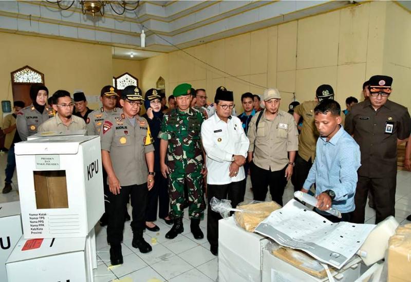 Gubernur Jambi, Fachrori Umar didampingi oleh Kapolda Jambi Irjen Pol. Muchlis AS, Kajati Jambi Andi Nurwinah, perwakilan dari Danrem 042/Garuda Putih, Sekda Provinsi Jambi M.Dianto, perwakilan dari KPU dan Bawaslu Provinsi Jambi saat meninjau pelaksanan pemungutan suara Pemilihan Umum (Pemilu).
