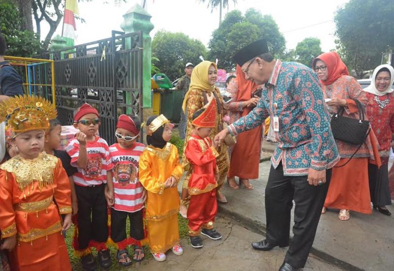 Sekretaris Daerah (Sekda) Provinsi Jambi, M.Dianto saat melakukan Pelepasan kepada Anak Didik TK Pertiwi II Tahun Pelajaran 2018/2019.