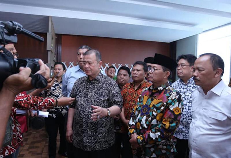 Sesi wawancara Gubernur Jambi, Fachrori Umar usai melakukan pertemuan bersama Wakil Gubernur Sumatera Barat, Nasrul Abit, di Kota Sungai Penuh.