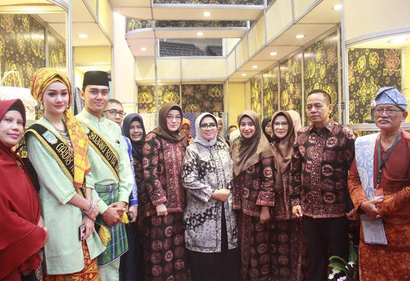 Ketua Dewan Kerajinan Nasional Daerah (Dekranasda) Provinsi Jambi, Hj.Rahima Fachrori saat menghadiri pembukaan International Handicraft Trade Fair (INACRAFT 2019), di Jakarta Convention Center (JCC).