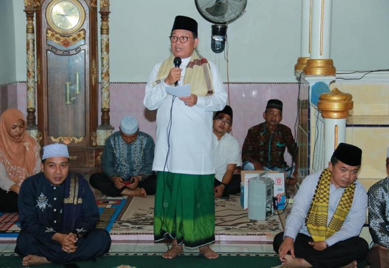 Gubernur Jambi, Dr.Drs.H.Fachrori Umar,M.Hum saat Memperingati Isra' Mi'raj 1440 H Tahun 2019 di Mesjid Al Falah Kecamatan Sungai Manau Kabupaten Merangin.