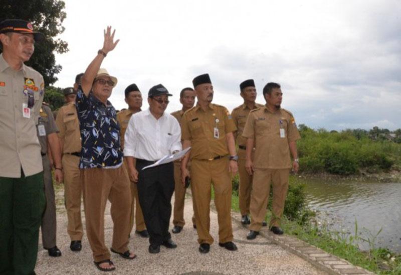 Gubernur Jambi, Dr.Drs.H.Fachrori Umar,M.Hum saat meninjau Danau Sipin.