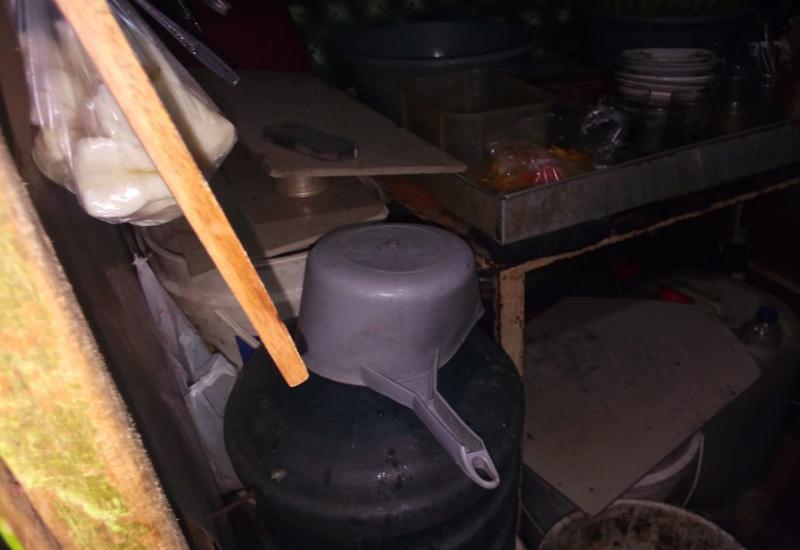 Sudah 2 minggu, masyarakat numpang ngambil di masjid Baiturahman untuk bekal sehari - hari