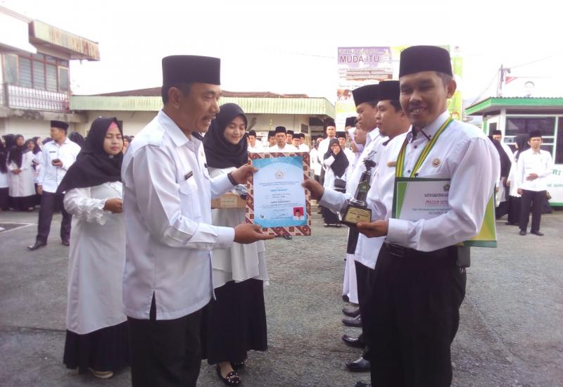 Kepala Kemenag Sungai Penuh Serahkan SK PAI Non PNS 