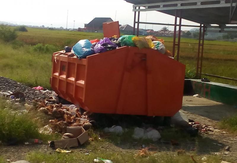 Warga Simpang Puskesmas Hiang, Keluhkan Tumpukan Sampah Yang Membusuk