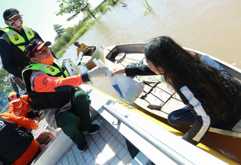 Masyarakat Terdampak Banjir Terima Bantuan Dari Gubernur Jambi 