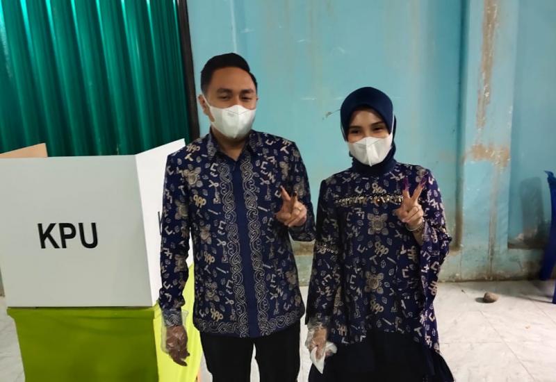 Dengan Memakai Batik Incung Khas Sungai Penuh, Cawako Fikar Azami Didampingi Istri Nyoblos di TPS 1 Koto Tuo Tanah Kampung