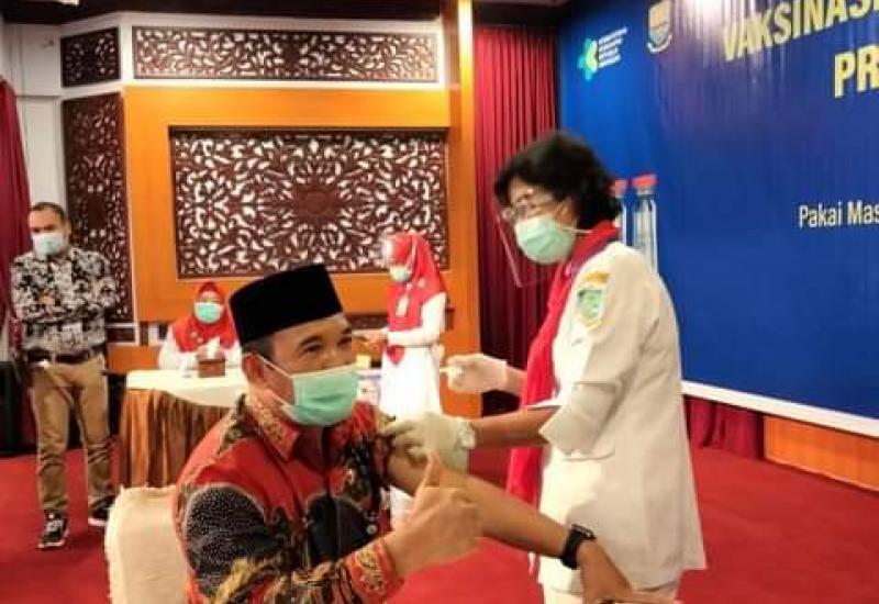 Sekda Asraf Terima Suntikan Vaksin Tahap Kedua