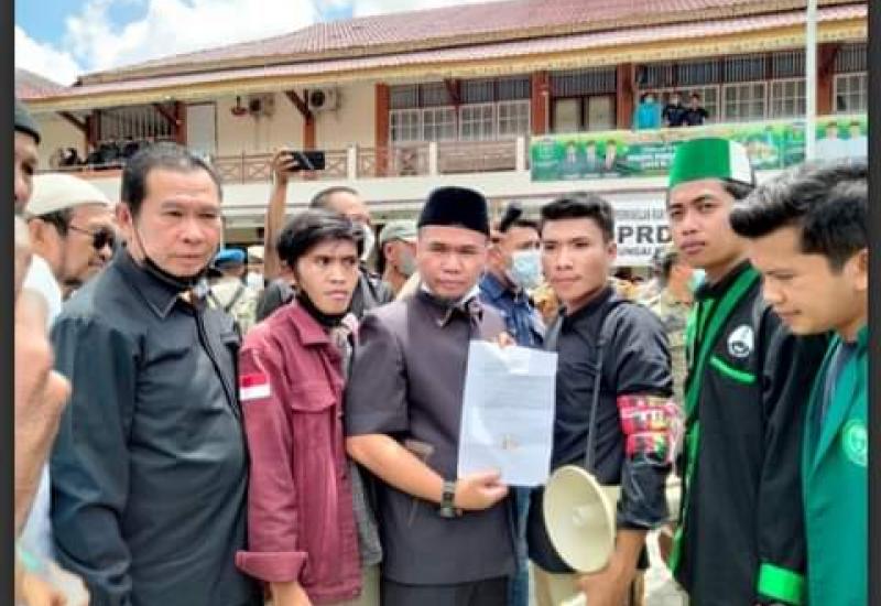 Ketua DPRD Kota Sungai Penuh H.Fajran Sambut para Pendemo
