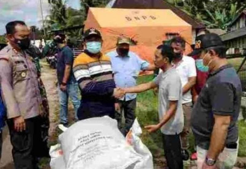 Bupati Bungo Berikan Bantuan Beras Kepada Warga Terdampak Banjir