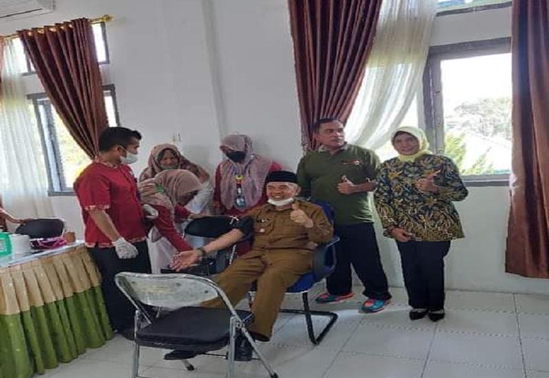 Bupati Kerinci Adirozal, mengikuti Donor Darah dalam rangka Hari Ulang Tahun (HUT) Bhayangkara Bhakti Adhyaksa ke 62 dan HUT Adhyaksa Dharmakarini ke XXII Tahun 2022 di Kejari Sungai Penuh, Selasa (19/07).