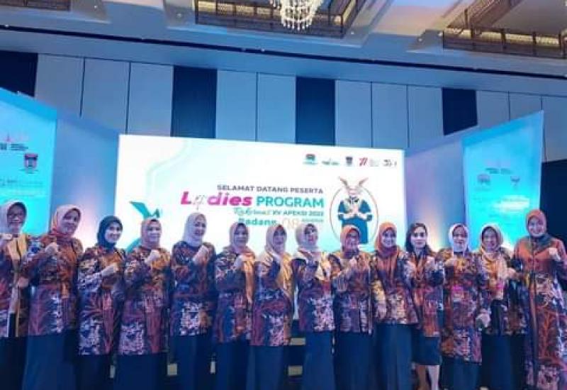 Ketua TP-PKK Herlina Ahmadi Hadiri Ladies Program Di Padang