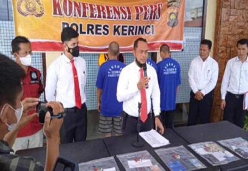 Kapolres Kerinci AKBP Patria Yuda Rahadian SIK MIK bersama Kasat   ResKrim IPTU Edi Mardi Siswoyo, S.E., M.M dan jajaran melakukan Konferensi   Pers bersama awak media pukul 10 Wib di Mapolres Kerinci, Senin (29/8).